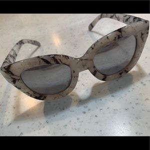 Like New. QUAY Sunglasses